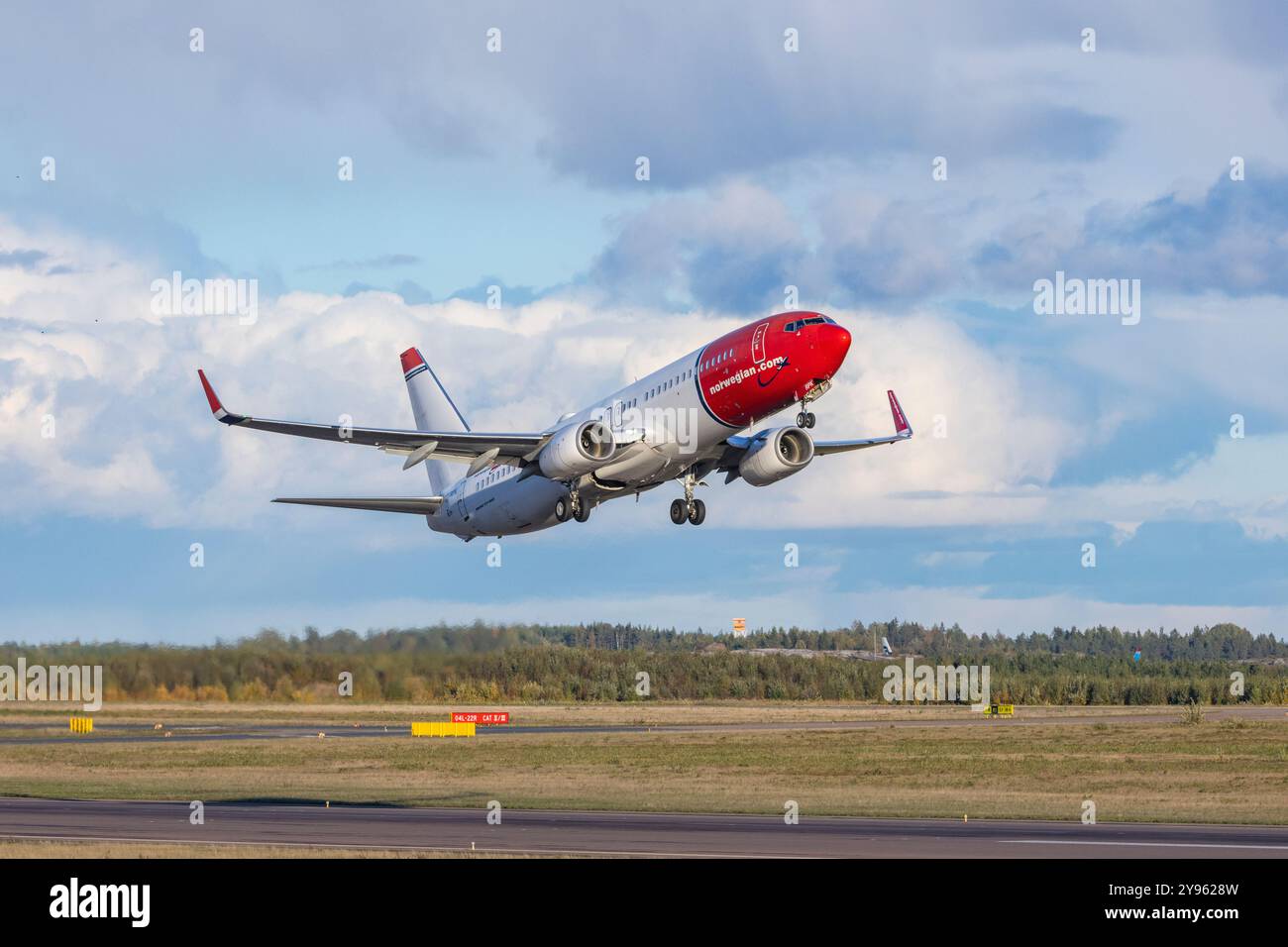 Boeing 737 norvégien décollant de l'aéroport d'Helsinki Banque D'Images