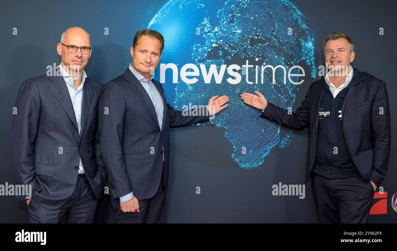 GER, Berlin, newstime, ProSiebenSat.1 Empfang, Politikredaktion, gespraech ueber den Daechern von Berlin, 08.10.2024, im Bild v.l. Martin Mildner, Bert Habets, Markus Breitenecker, *** GER, Berlin, Newstime, ProSiebenSat 1 réception, rédaction politique, conversation au-dessus des toits de Berlin, 08 10 2024, dans la photo de l Martin Mildner, Bert Habets, Markus Breitenecker, Copyright : HMBxMedia/UwexKoch Banque D'Images