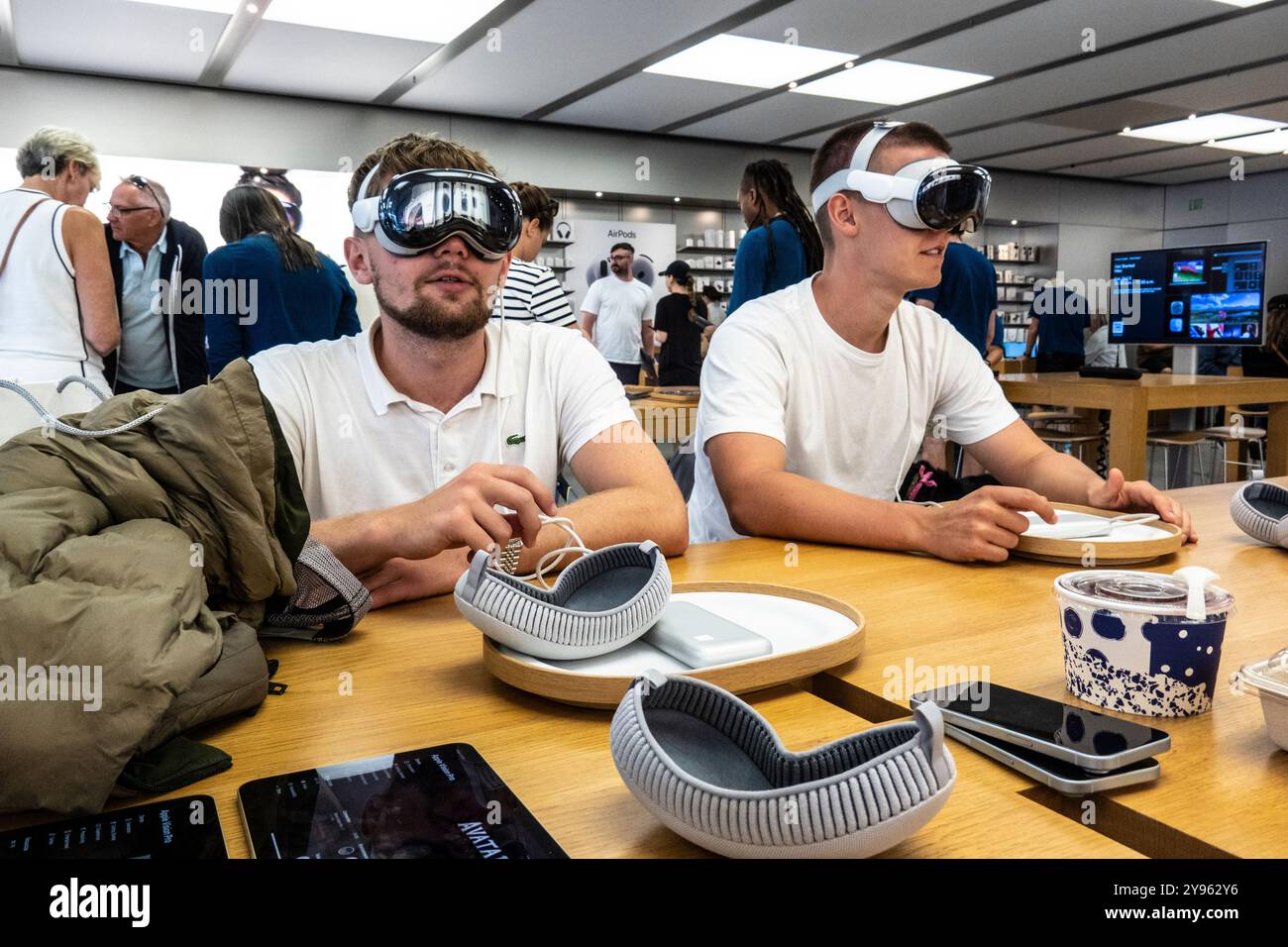 Des hommes âgés de l'université essayant un casque Apple Vision Pro VR dans l'Apple Store de Santa Barbara, Californie. Banque D'Images