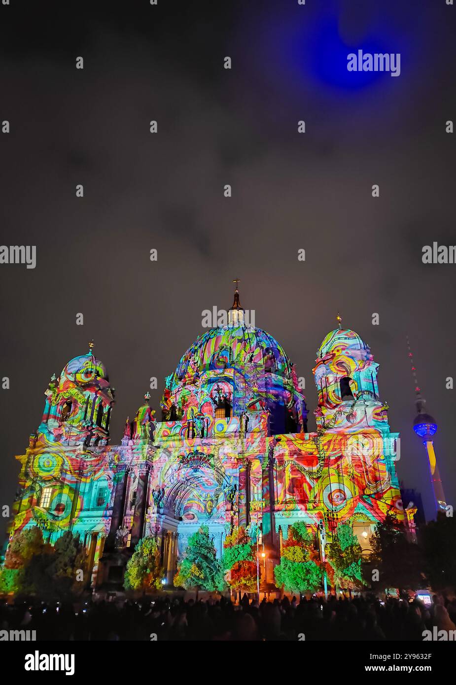 Berlin, Allemagne - 6 octobre 2024 : bâtiment de la cathédrale de Berlin (Berliner Dom) illuminé avec une cartographie 3D lors du Festival des lumières annuel à Berlin Banque D'Images