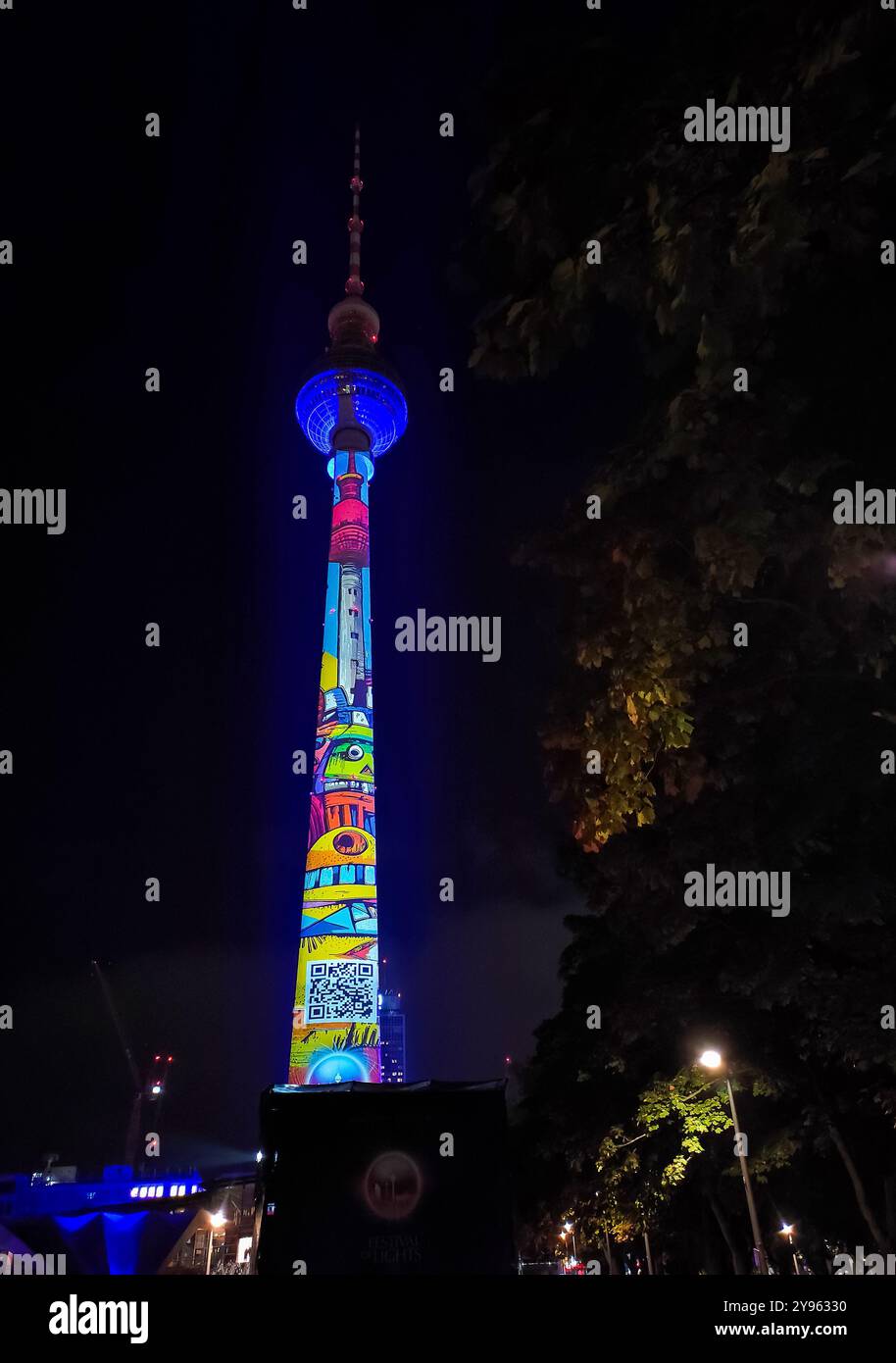 Berlin, Allemagne - 6 octobre 2024 : la célèbre tour de télévision de Berlin (Fernsehturm) sur Alexanderplatz illuminée par la cartographie 3D lors du Festival annuel des lumières à Berlin Banque D'Images