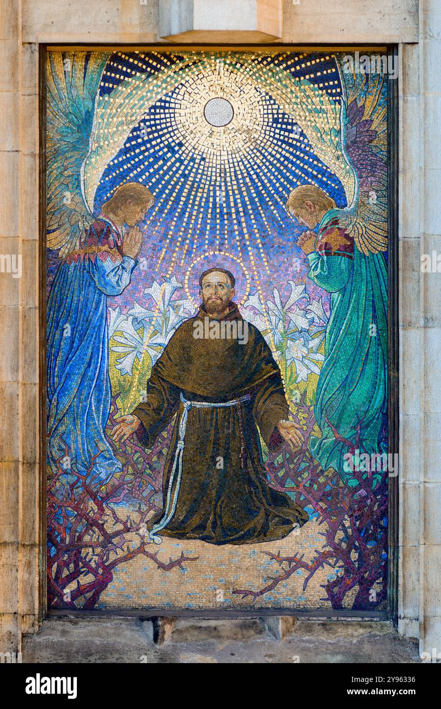 Saint François d'assise. Une mosaïque sur le mur extérieur de la basilique Saint-François d'assise à Kraków, Pologne. Banque D'Images