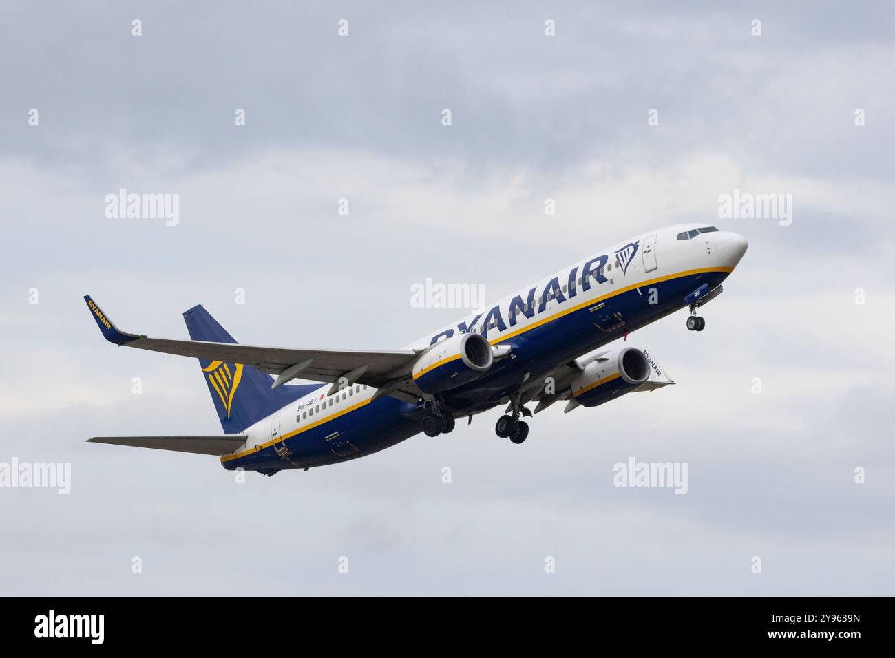 Ryan Air Boeing 737 décollant de l'aéroport d'Helsinki Banque D'Images