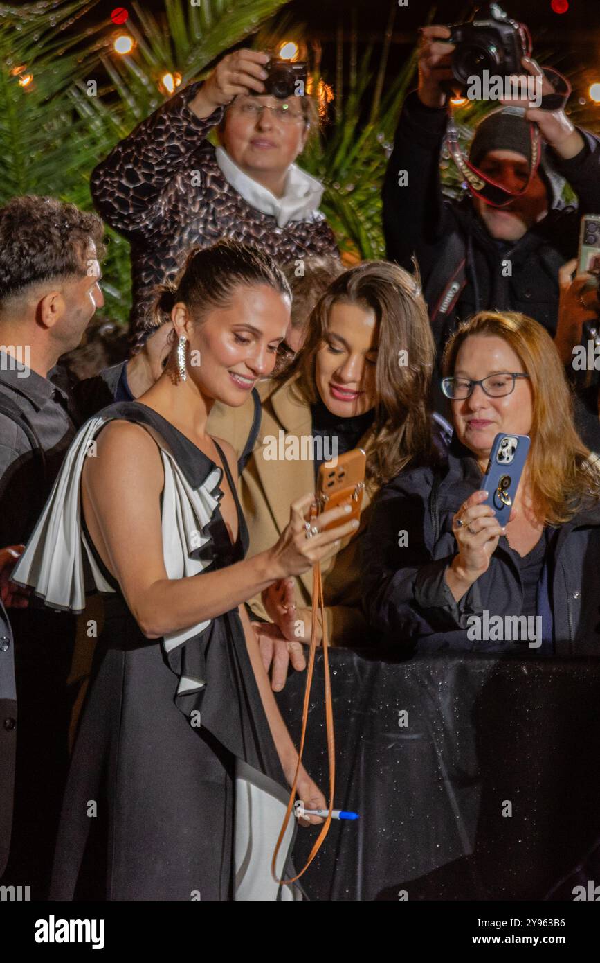 Zurich, Suisse. 8 octobre 2024. Alicia Vikander prend des selfies avec ses fans sur le tapis vert pour le film « The Assessment » au 20e Festival de Zurich. Crédit : Fabienne Koch/Alamy Live News Banque D'Images