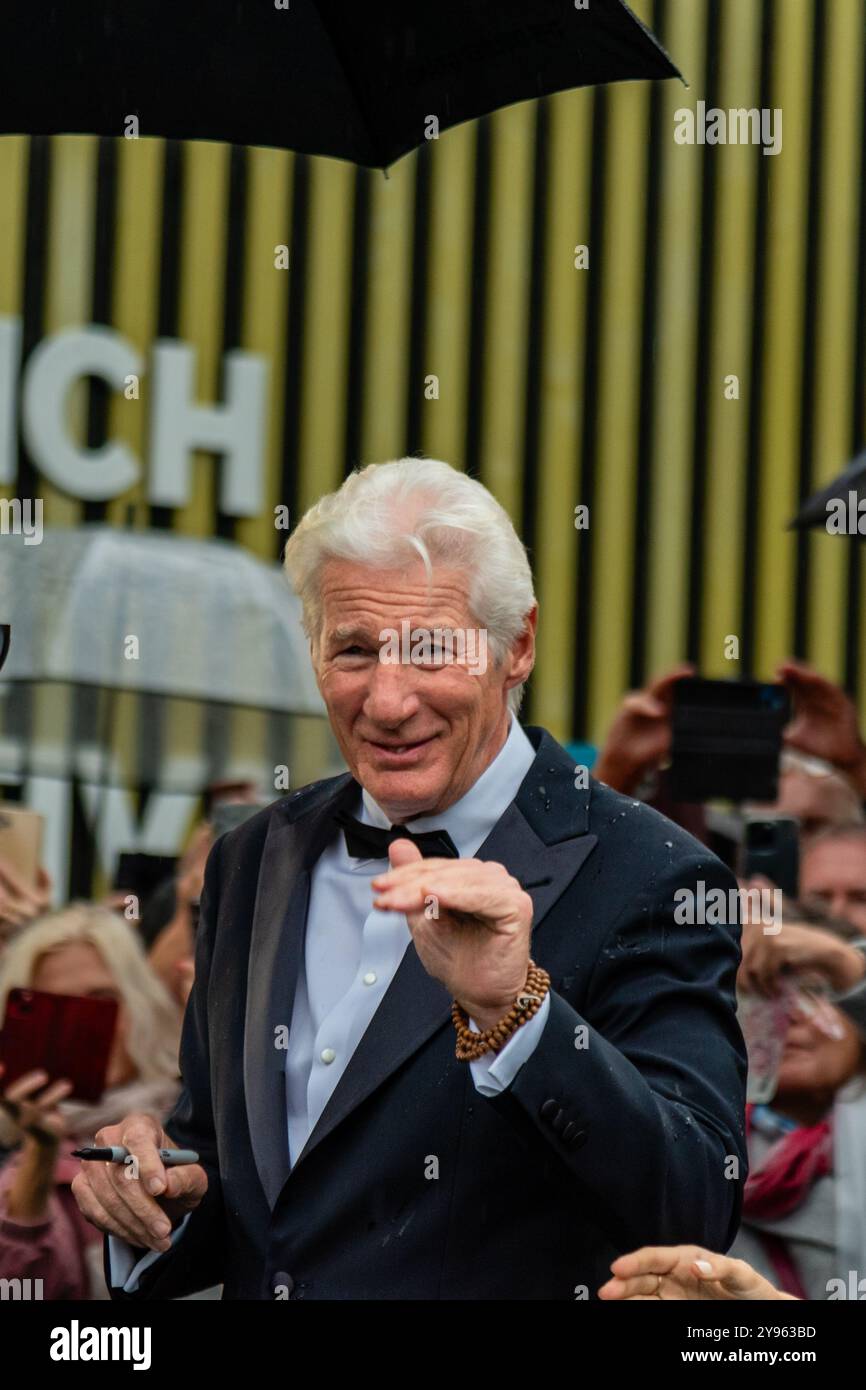 Zurich, Suisse. 8 octobre 2024. Richard Gere signe des autographes sur le tapis vert pour la première mondiale du documentaire suisse « Wisdom of Happiness » au 20e Festival de Zurich. Crédit : Fabienne Koch/Alamy Live News Banque D'Images