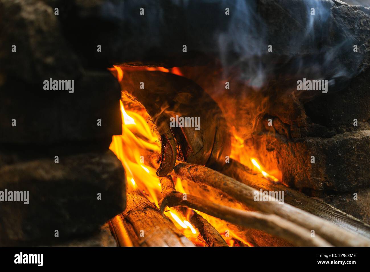 Cheminée crépitante avec ambres incandescentes et flammes dansantes Banque D'Images