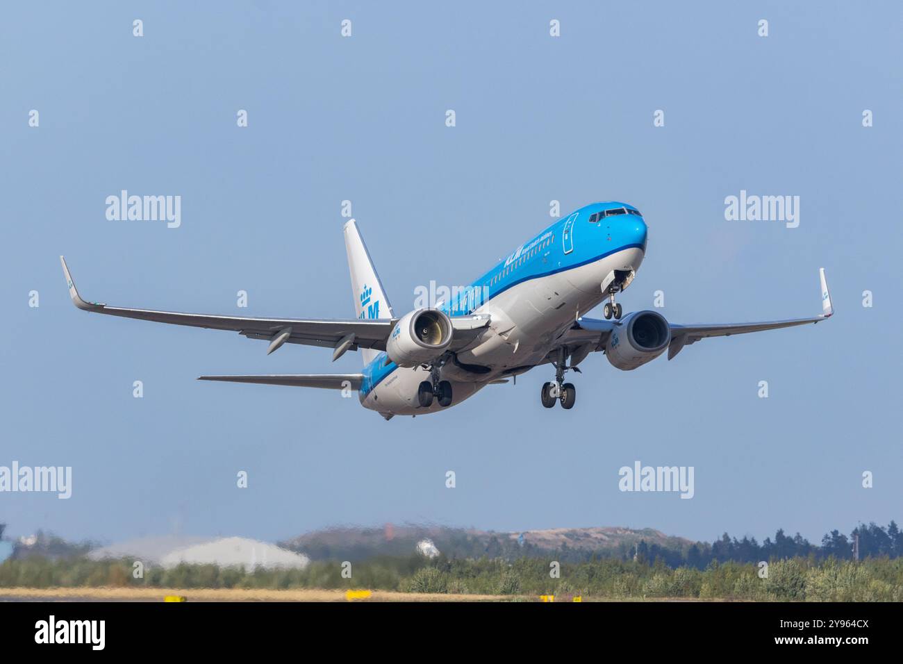 Un Boeing 737 de KLM Dutch Airlines décollant de l'aéroport d'Helsinki Banque D'Images