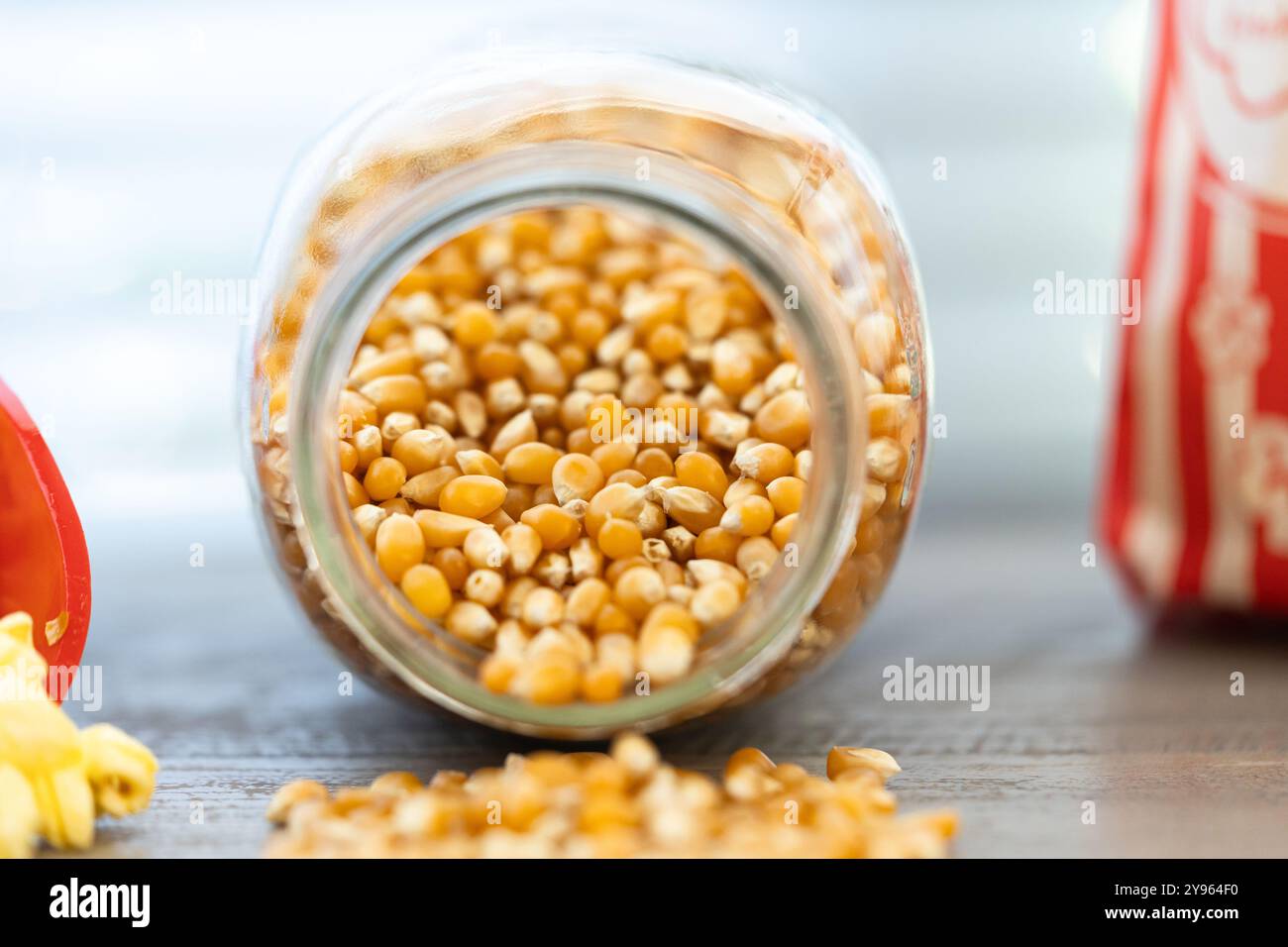 Grains de pop-corn dans un bocal Banque D'Images