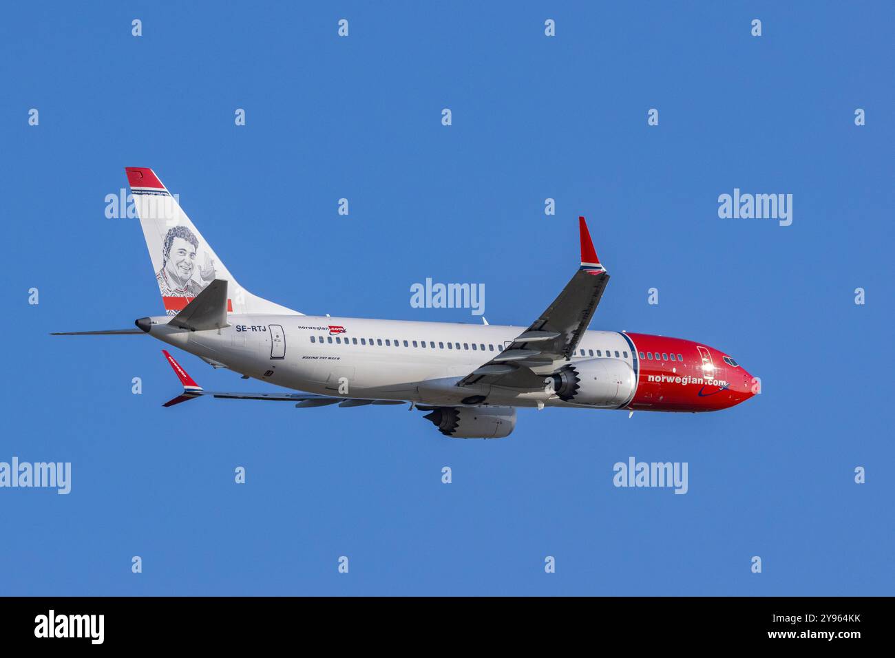 Boeing 737 MAX norvégien décollant de l'aéroport d'Helsinki Banque D'Images