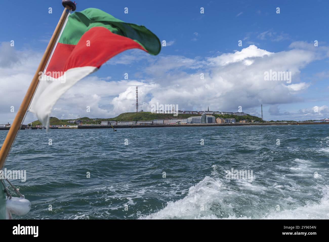 Vue du sud-est sur les installations portuaires, Unterland et Oberland, île au large de Heligoland, drapeau de Heligoland, tour de radio, ciel bleu, mer du Nord, pin Banque D'Images