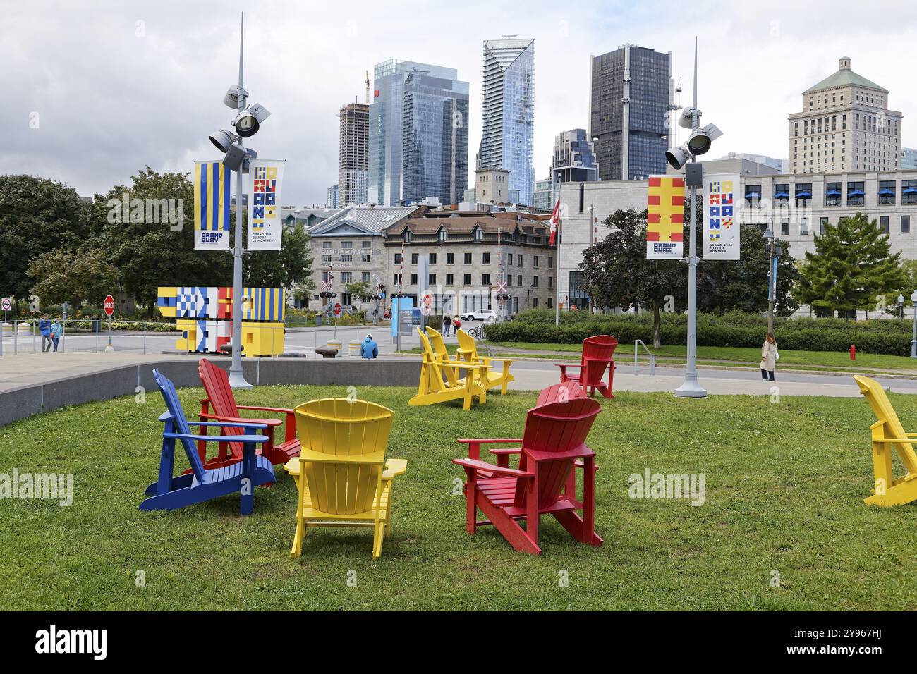 Chaises colorées sur la promenade, Vieux-Port, Montréal, Province de Québec, Canada, Amérique du Nord Banque D'Images