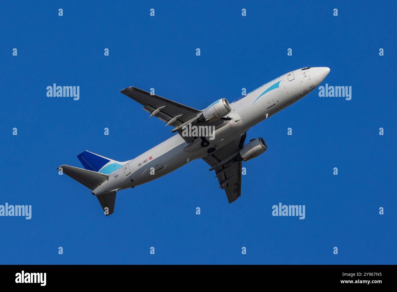 Un Boeing 737 décolle Banque D'Images