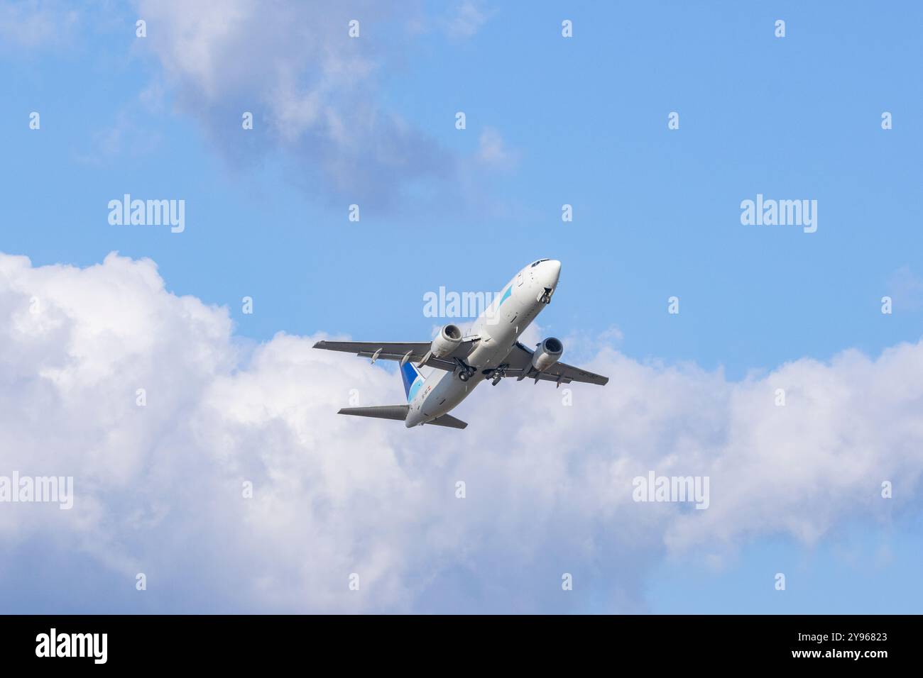 Un Boeing 737 décolle Banque D'Images