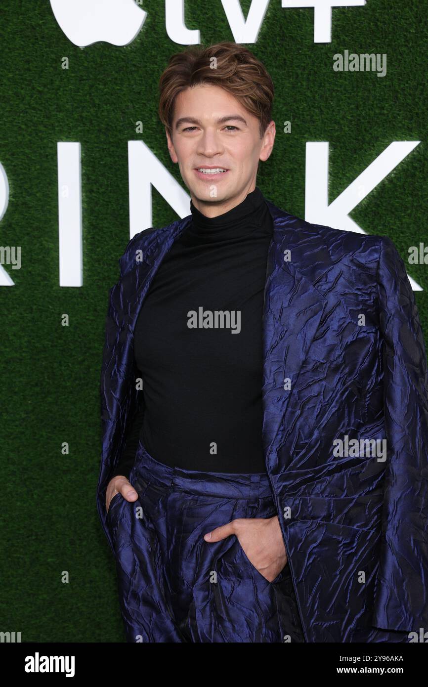 Los Angeles CA. 8 octobre 2024. Devin Kawaoka arrive à la première saison 2 de la série Apple TV « Stracking » le 8 octobre 2024 crédit : Faye Sadou/Media Punch/Alamy Live News Banque D'Images