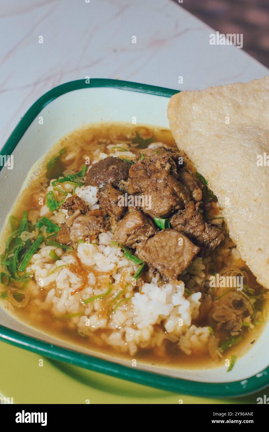 Gros plan de Rawon avec riz, bœuf, soupe et craquelins | cuisine traditionnelle indonésienne Banque D'Images