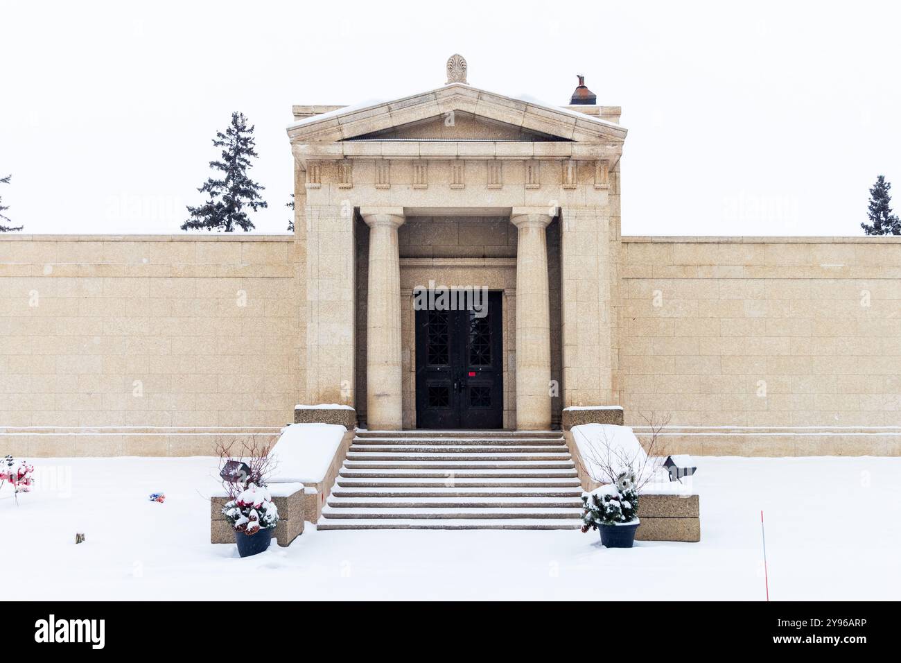 Le mausolée du cimetière d'Edmonton, une structure historique construite en 1930, est un exemple notable du style Art déco classique dépouillé en Alberta, au Canada Banque D'Images Le mausolée du cimetière d'Edmonton, une structure historique construite en 1930, est un exemple notable du style Art déco classique dépouillé en Alberta, au Canada Banque D'Images