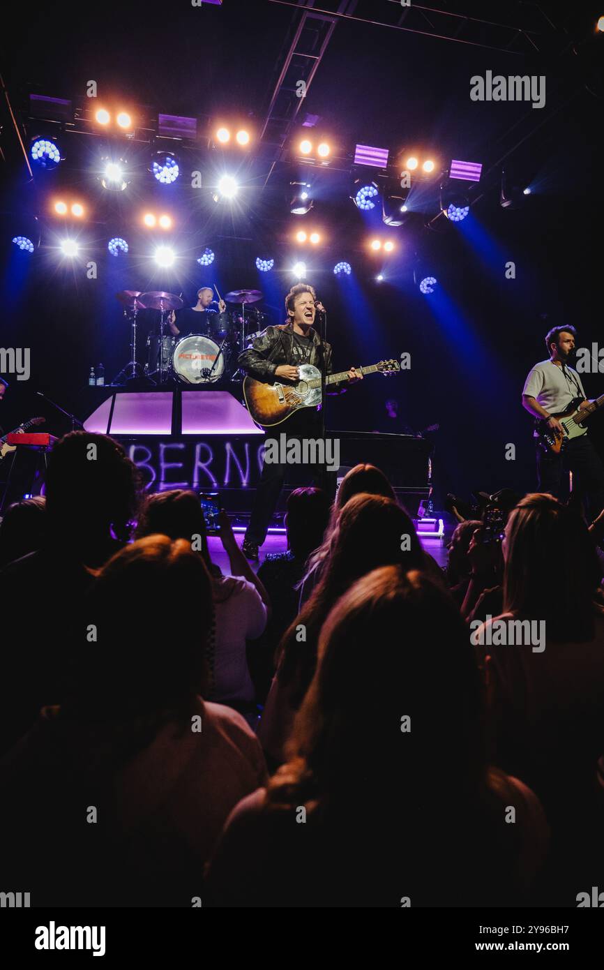 Berne, Suisse. 06 octobre 2024. Le groupe irlandais Picture This donne un concert live Bierhübeli à Berne. Ici, le chanteur Ryan Hennessy est vu en direct sur scène. Banque D'Images