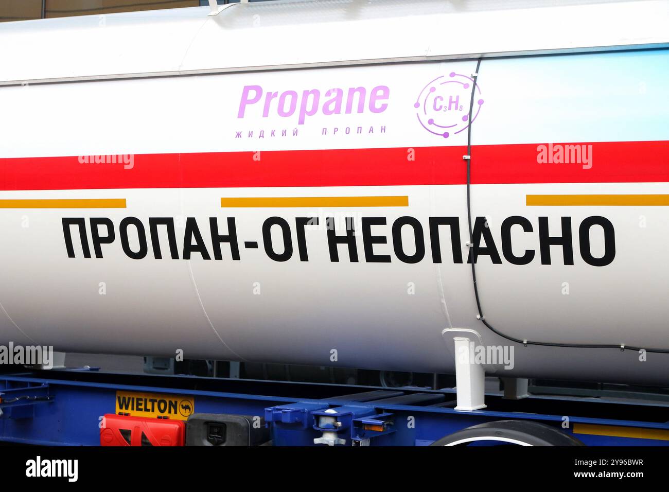 Saint-Pétersbourg, Russie. 08 octobre 2024. L’inscription propane est inflammable vue sur un camion lors du Forum international du gaz de Petersburg, qui se déroule à l’Expoforum. Crédit : SOPA images Limited/Alamy Live News Banque D'Images