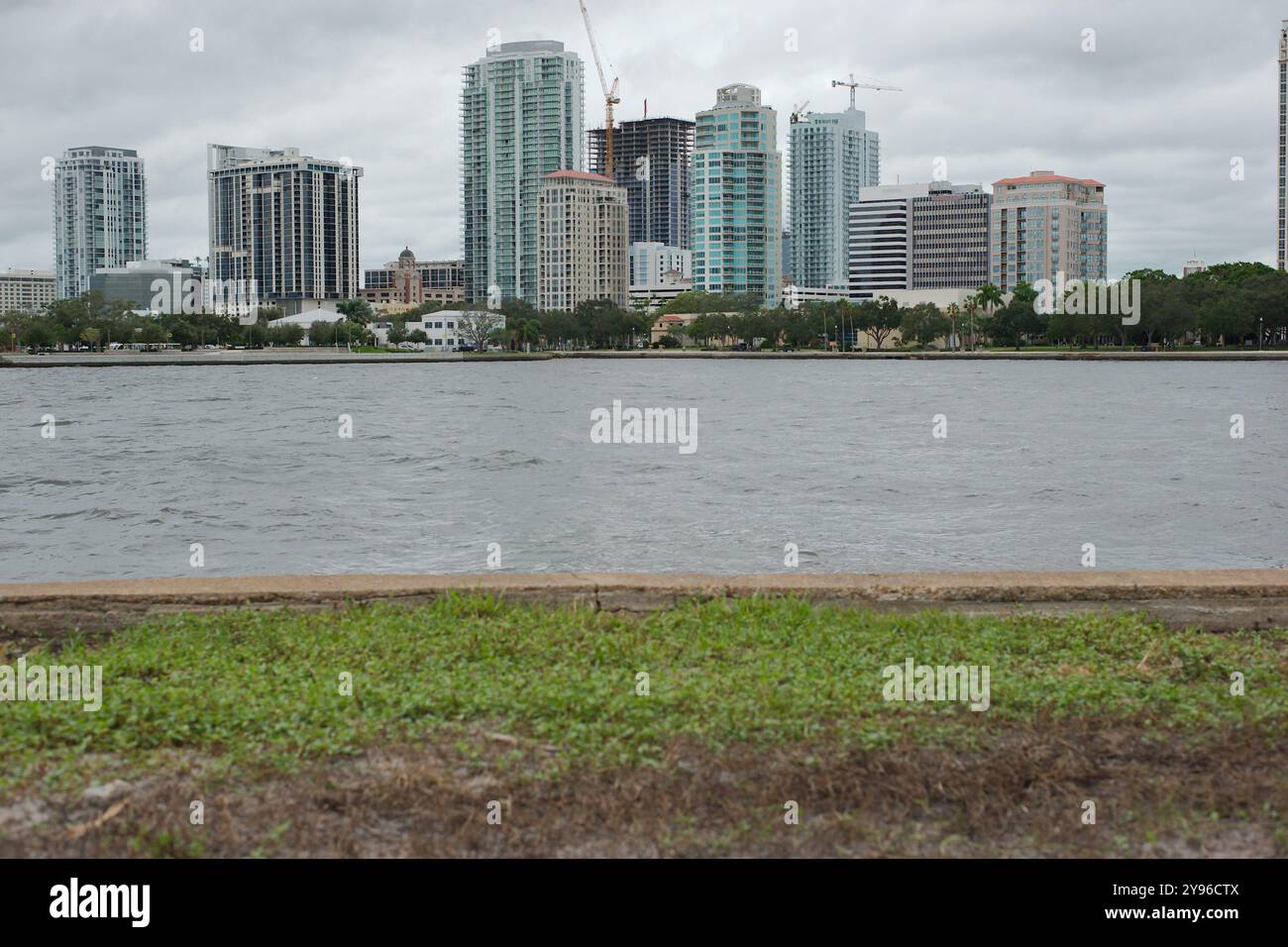 Plan large regardant vers le nord à partir du Demens Landing Park sur une eau lisse avec des reflets vers le paysage de ville de tous Petersburg, Floride . Les Sailbots à marin Banque D'Images