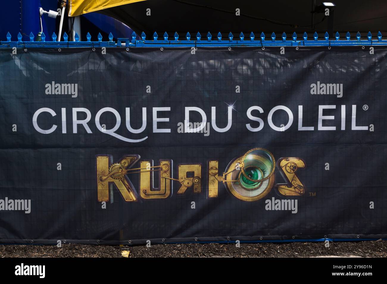 Le Cirque du Soleil affiche la bannière publicitaire Kurios sur la clôture du site d'installation de tentes de grande hauteur dans le vieux port de Montréal au printemps, Québec, Canada. Banque D'Images