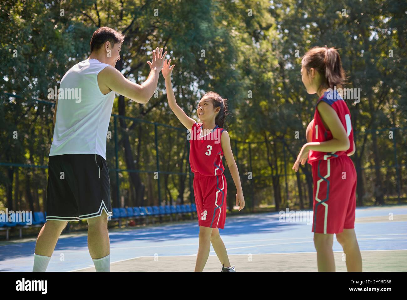 Entraîneur et enfants en cours d'entraînement de basket-ball Banque D'Images