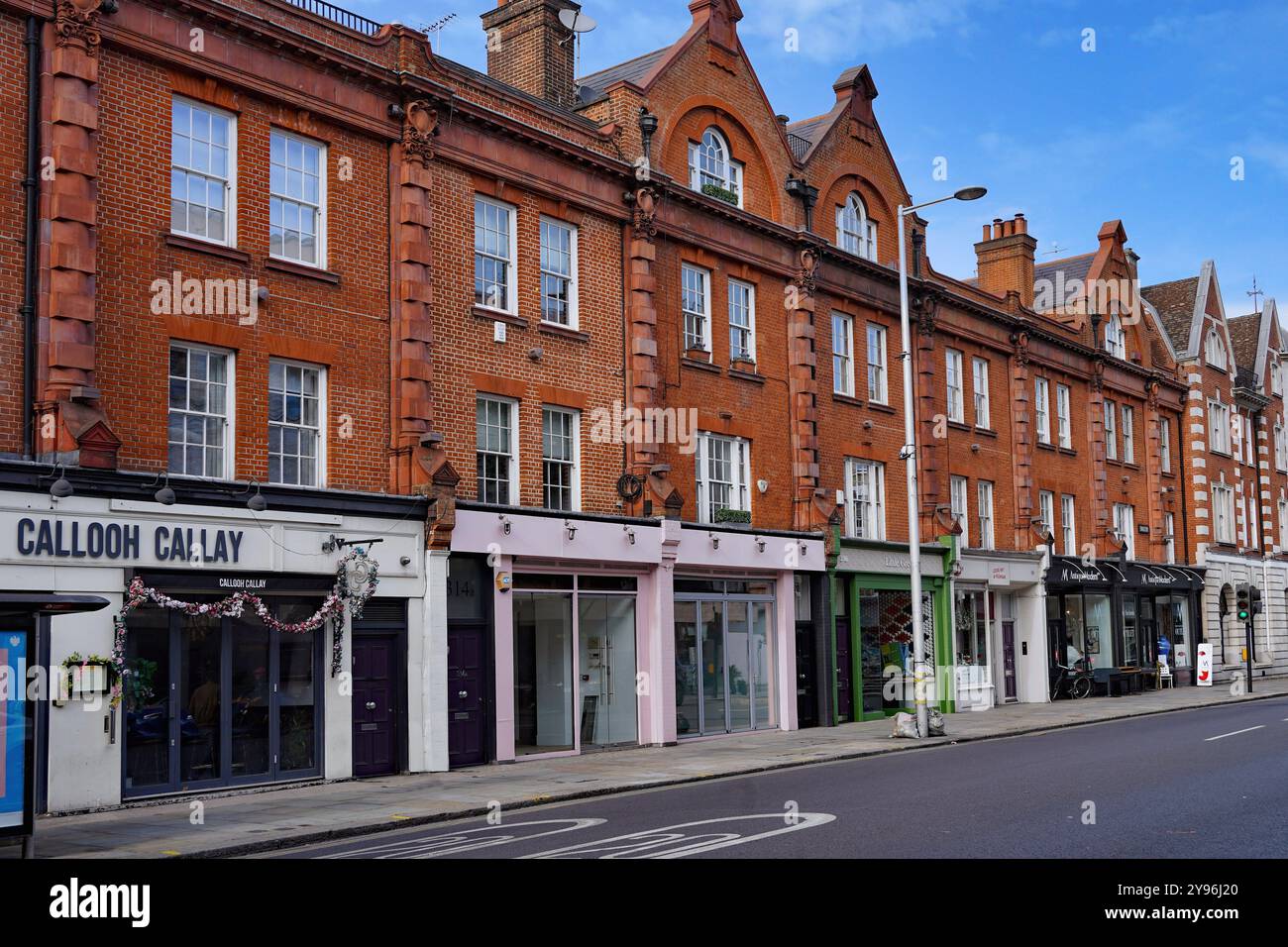 King's Road, quartier de Chelsea à Londres, rangée de bâtiments avec des entreprises locales Banque D'Images