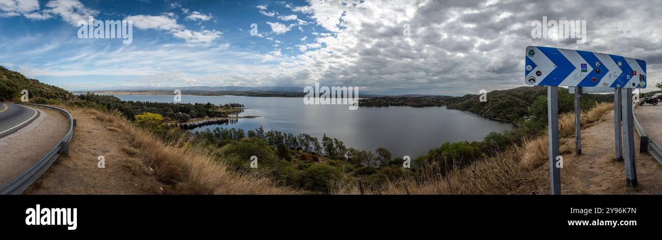 Vue panoramique sur le réservoir Los Molinos, près de Villa General Belgrano à Cordoue, Argentine, entouré d'arbres et de montagnes Banque D'Images