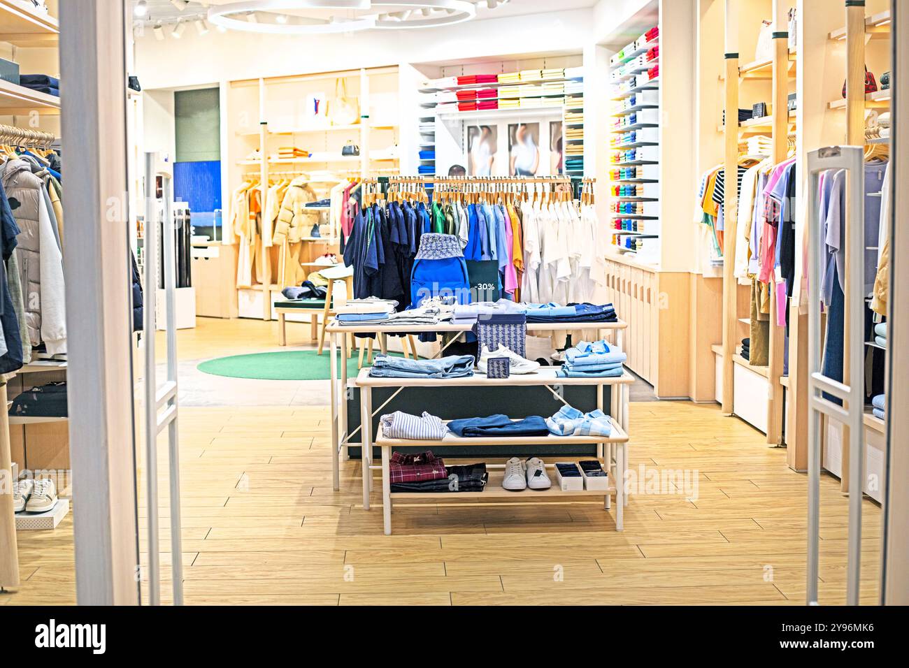 vêtements et accessoires élégants pour femmes et hommes sur les mannequins dans le rayon vêtements Banque D'Images