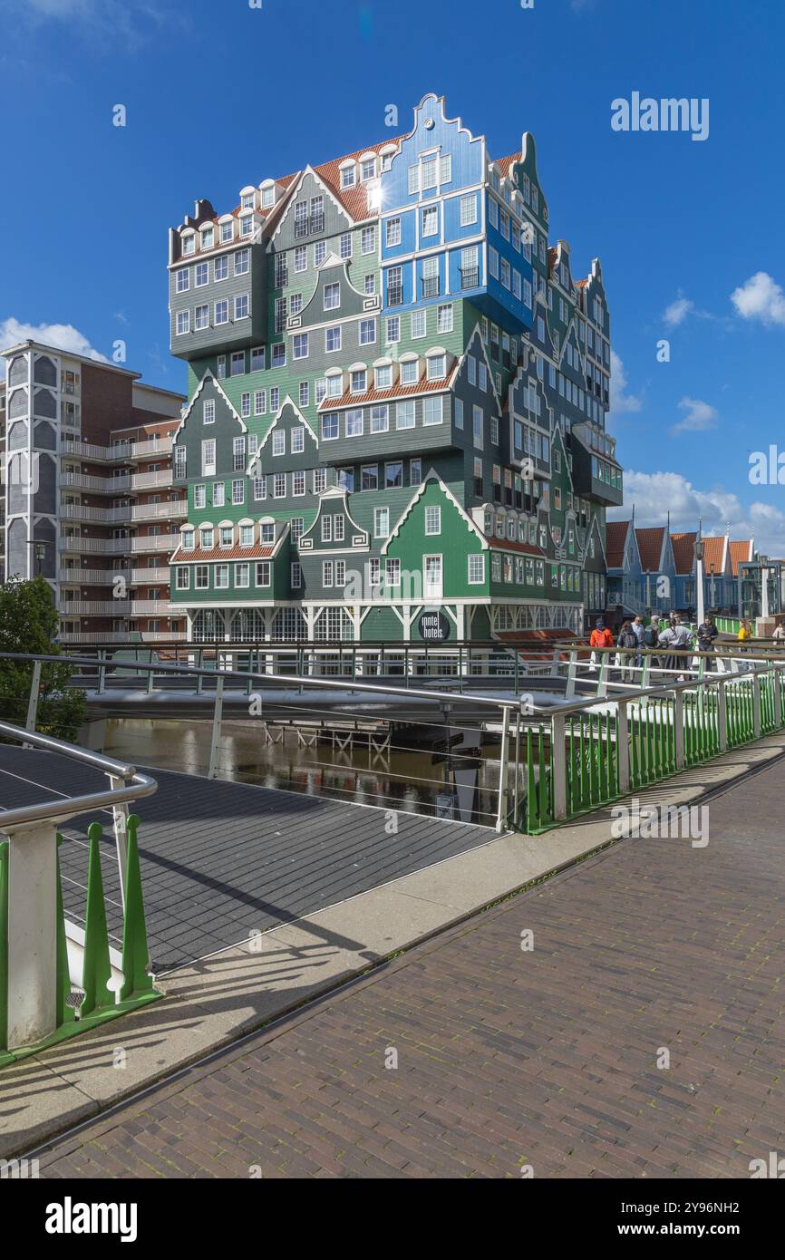 Zaandam, pays-Bas. 9 juin 2024. Hôtel Inntel à Zaandam, des maisons hollandaises traditionnelles empilées en vert et bleu. Banque D'Images