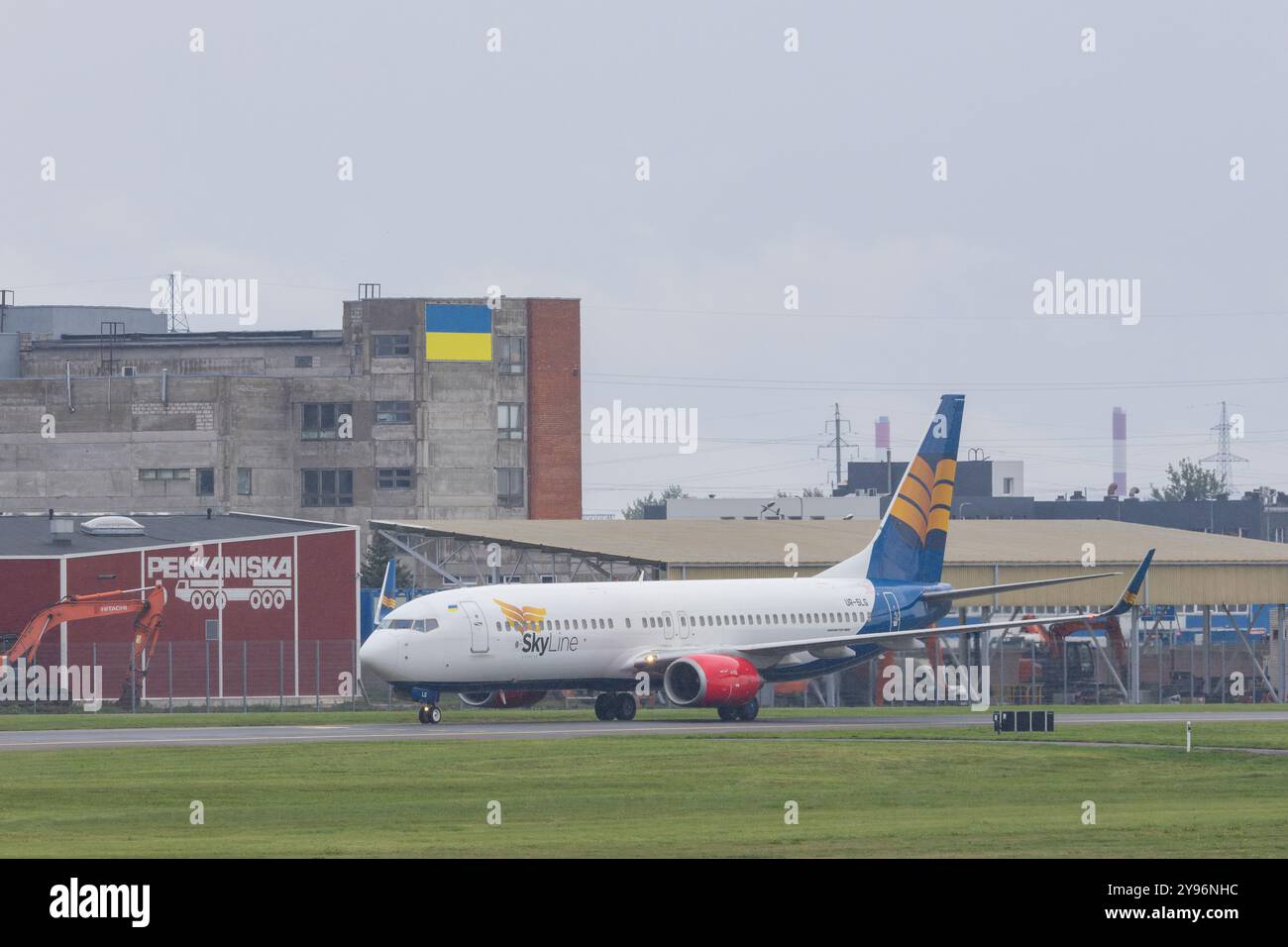 L'avion Boeing 737 de la compagnie aérienne ukrainienne Skyline à l'aéroport de Tallinn, Estonie Banque D'Images