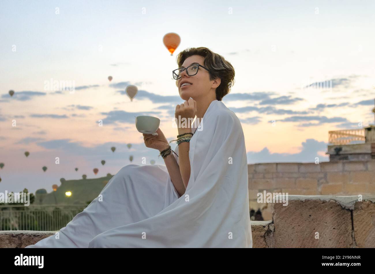 Jeune femme regardant des montgolfières et beau paysage matinal de Goreme, vacances de voyage en Cappadoce, Turquie Banque D'Images