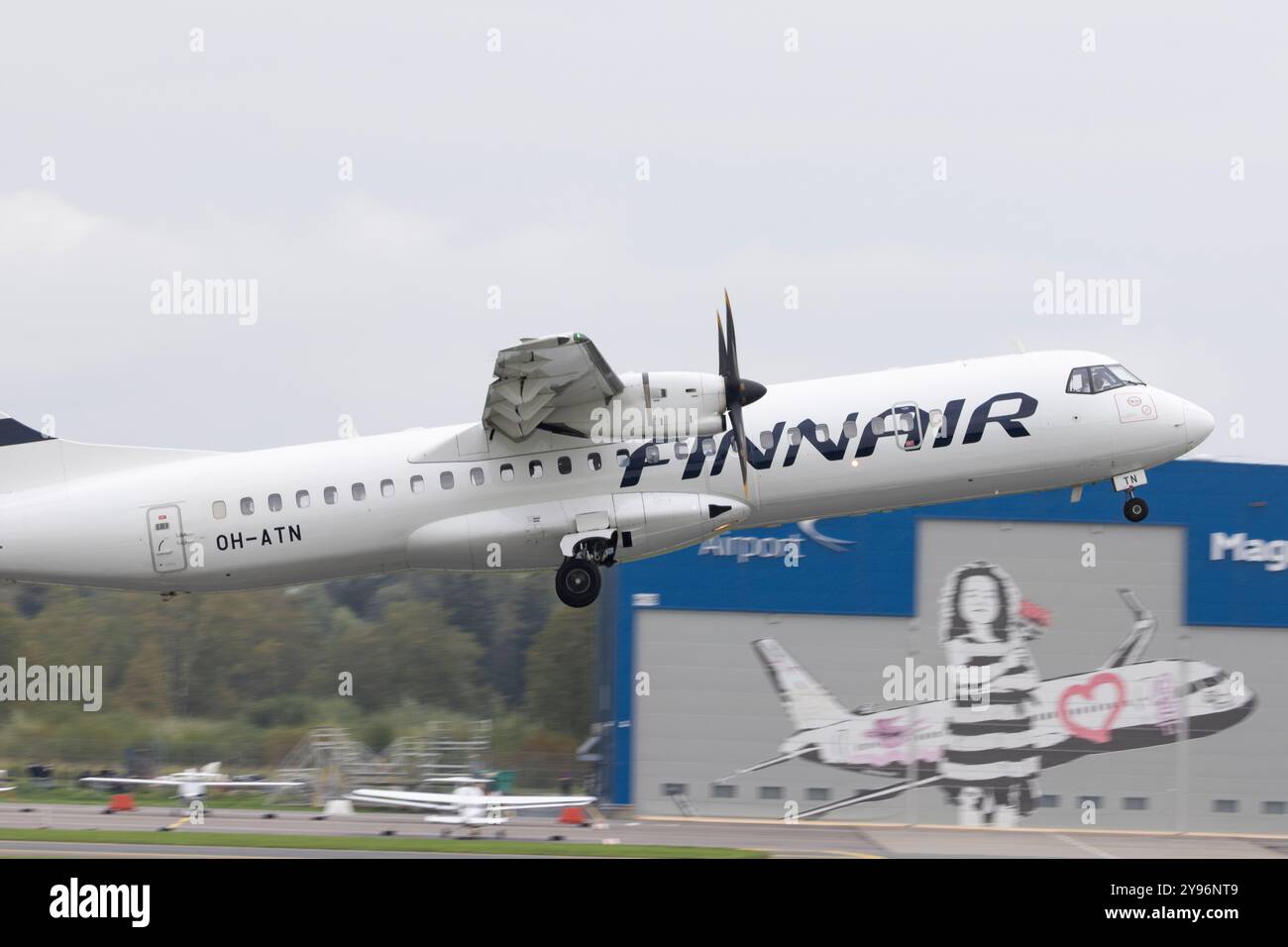 L'avion ATR 72 de Finnair décolle de l'aéroport de Tallinn en Estonie Banque D'Images