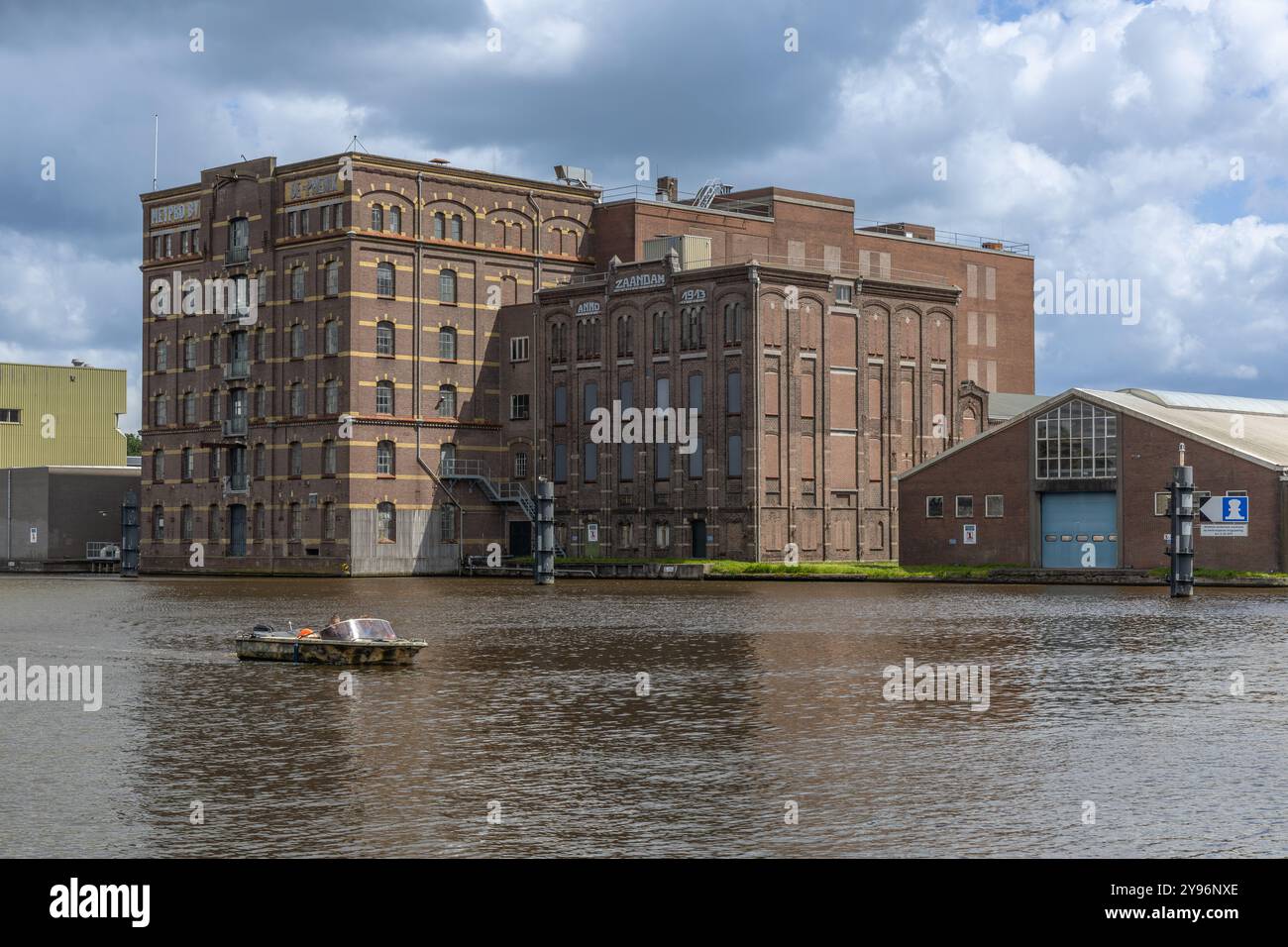 Zaandam, pays-Bas. 9 juin 2024. Meypro BV -de Phenix ancienne usine en briques le long du canal de Zaan à Zaandam Banque D'Images