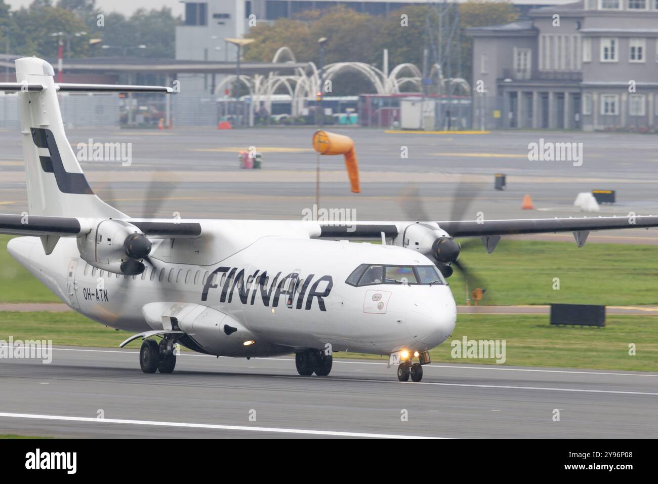 L'avion ATR 72 de Finnair décolle de l'aéroport de Tallinn en Estonie Banque D'Images