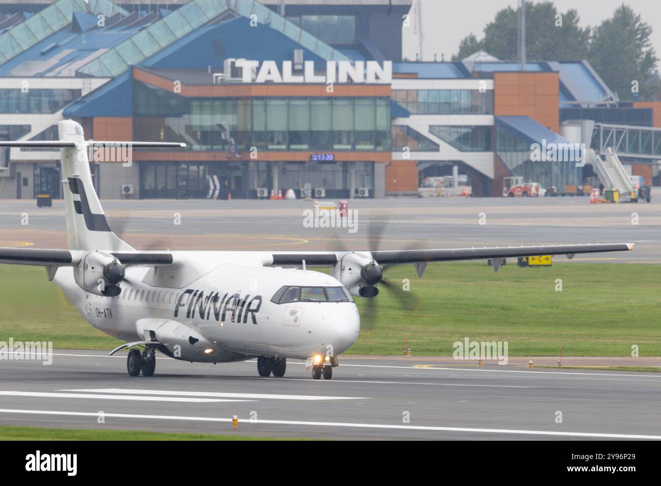L'avion ATR 72 de Finnair décolle de l'aéroport de Tallinn en Estonie Banque D'Images