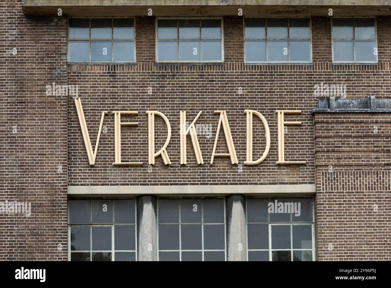 Zaandam, pays-Bas. 9 juin 2024. Verkade signe sur le mur de briques de l'ancienne usine et bureau. Banque D'Images