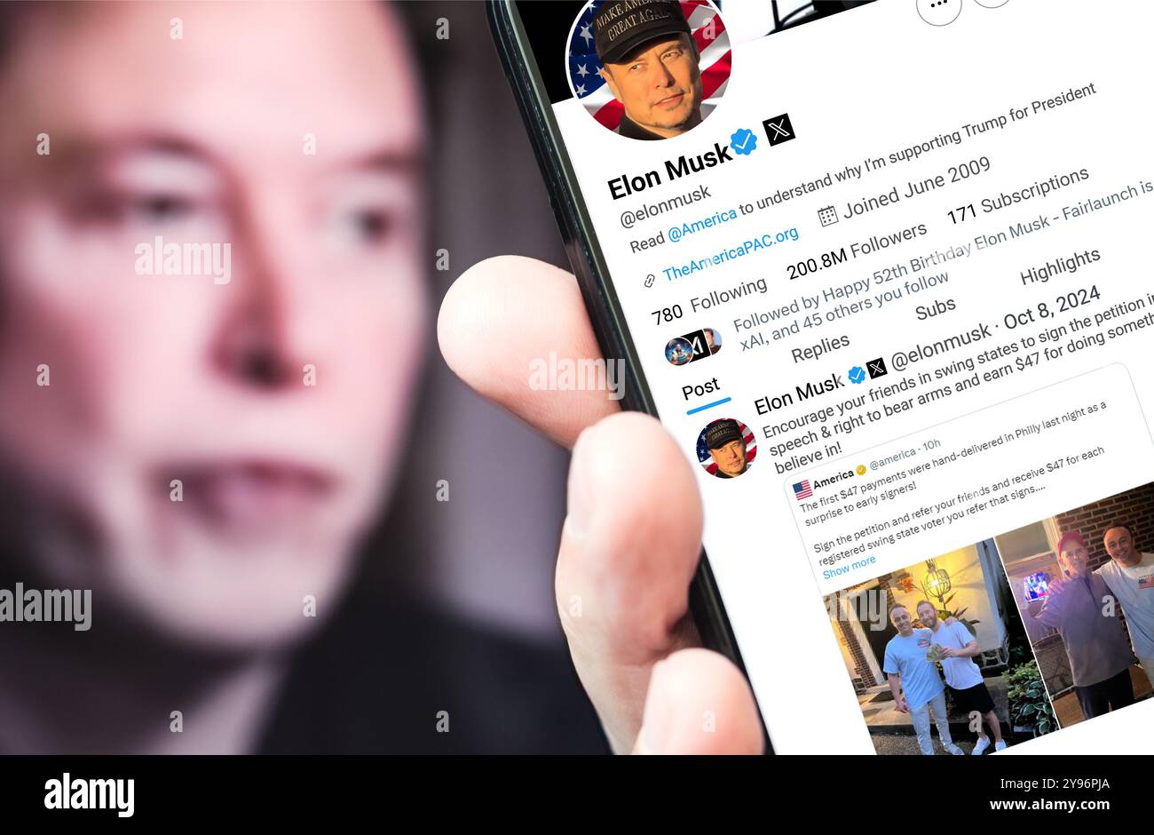 Poltava Ukraine 08 octobre 2024. Page de profil Twitter d'Elon Musk sur l'écran d'un smartphone avec un nouveau tweet. En arrière-plan, un portrait flou de Banque D'Images