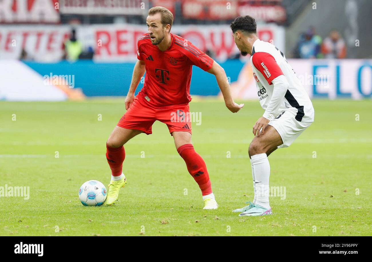 GER, Francfort, 1. Bundesliga, football, Eintracht Frankfurt - FC Bayern Munich, Deutsche Bank Park, 6 octobre 2024, match de championnat, 6e journée, hommes, saison 2024/25 from Left Harry Kane (FC Bayern Munich, 9) et Fares CHAIBI (Eintracht Francfort, 8), Credit : HMB Media/Heiko Becker/Alamy Archival, LA RÉGLEMENTATION DFL INTERDIT TOUTE UTILISATION DE PHOTOGRAPHIES COMME SÉQUENCES D'IMAGES ET/OU QUASI-VIDÉO. Banque D'Images