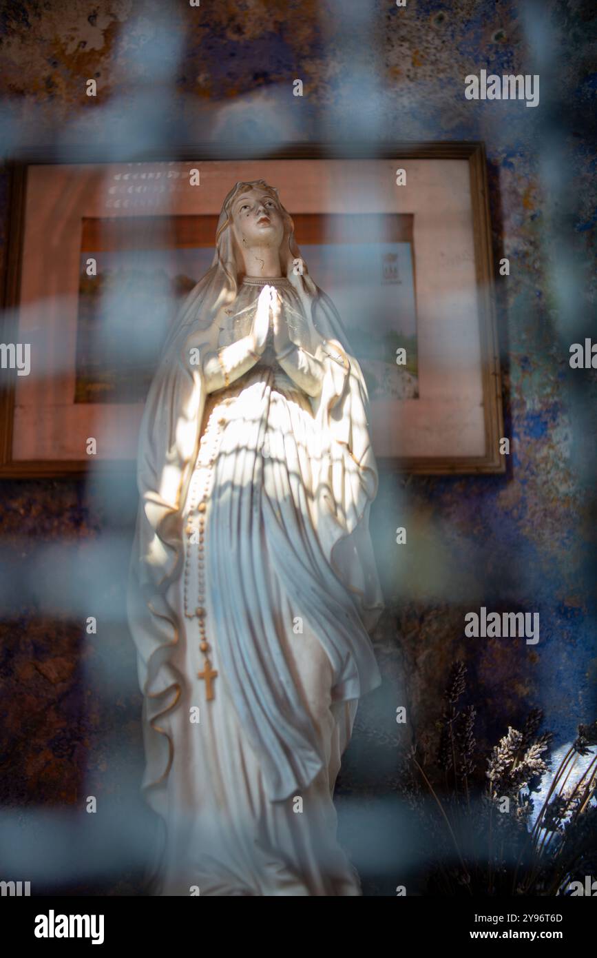 Madonna / Mary figure derrière les barreaux dans une petite chapelle sur le lac de Côme Banque D'Images