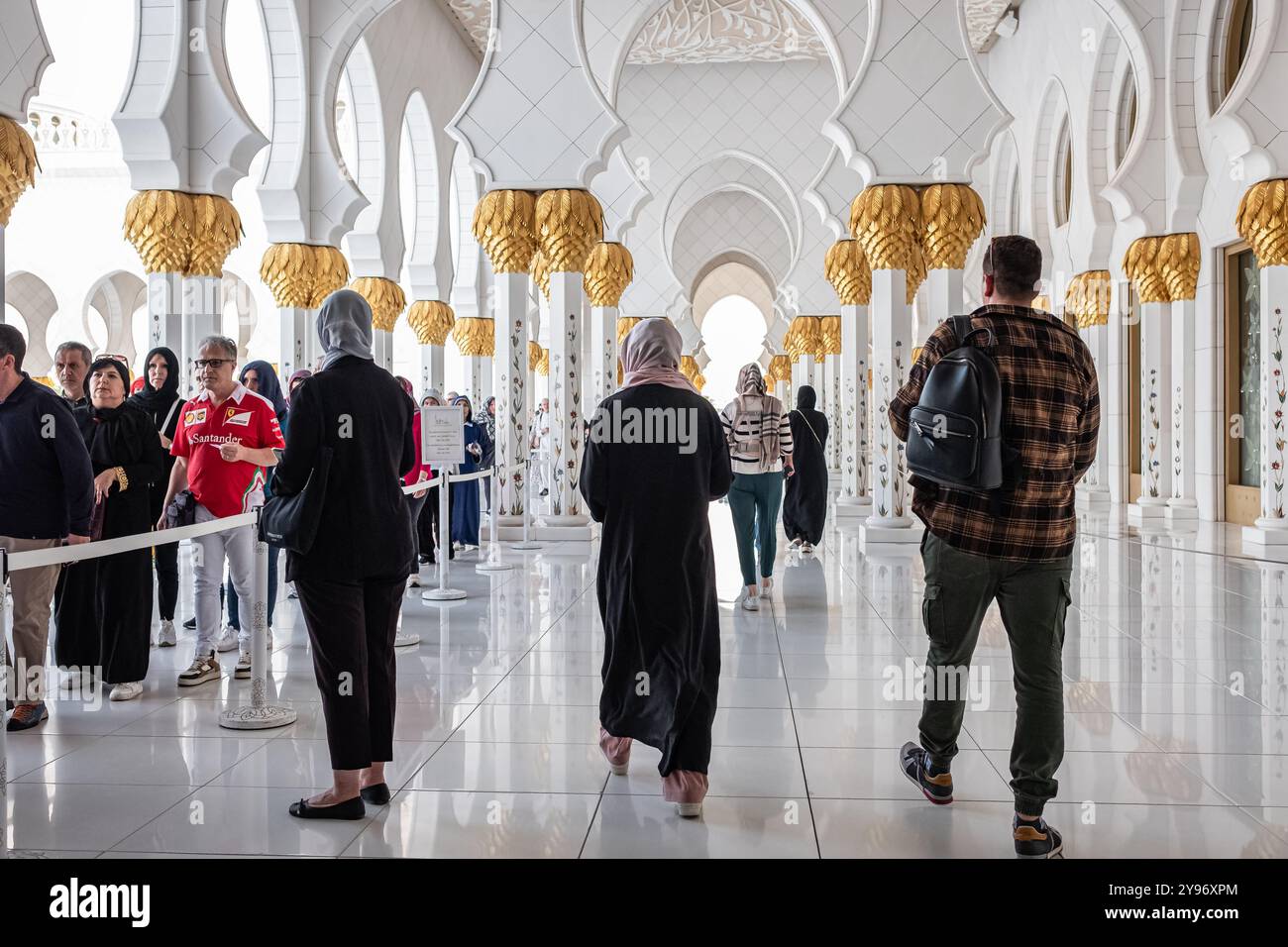 Les gens visitent la Grande Mosquée Sheikh Zayed. Femmes de touristes habillées traditionnellement portant une burka noire visitant la Grande Mosquée Sheikh Zayed à Abu Dhabi, unité Banque D'Images