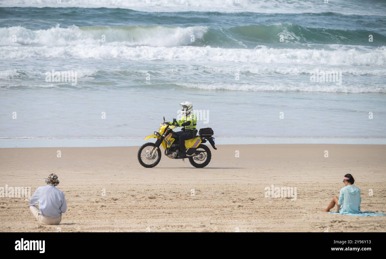 GOLD COAST, QUEENSLAND, AUSTRALIE, 16 août 2024 ; patrouille de plage de police sur des vélos de brouillage utilisés lors des événements à Surfers Paradise. Banque D'Images