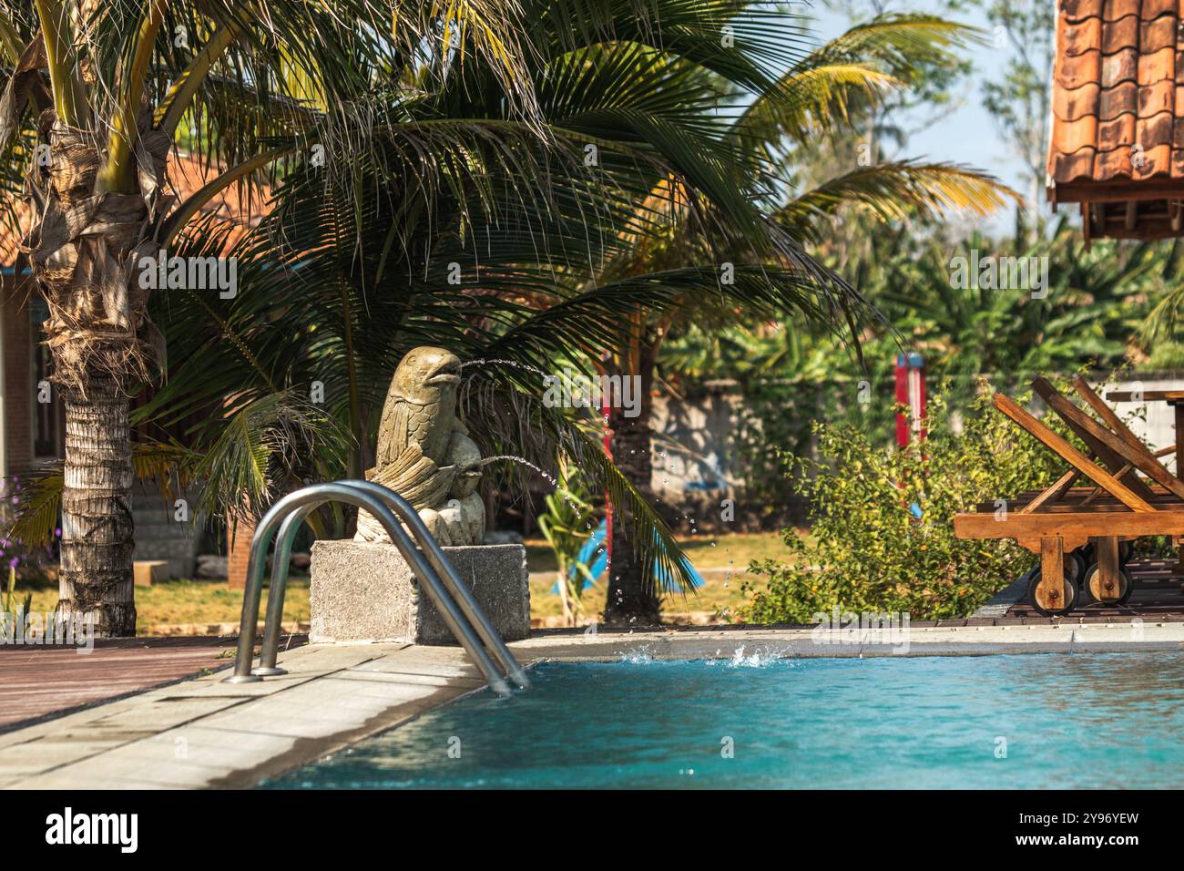 Calme et belle ambiance piscine dans un cadre paisible. Villa idyllique au milieu d'un paysage naturel luxuriant. Banque D'Images