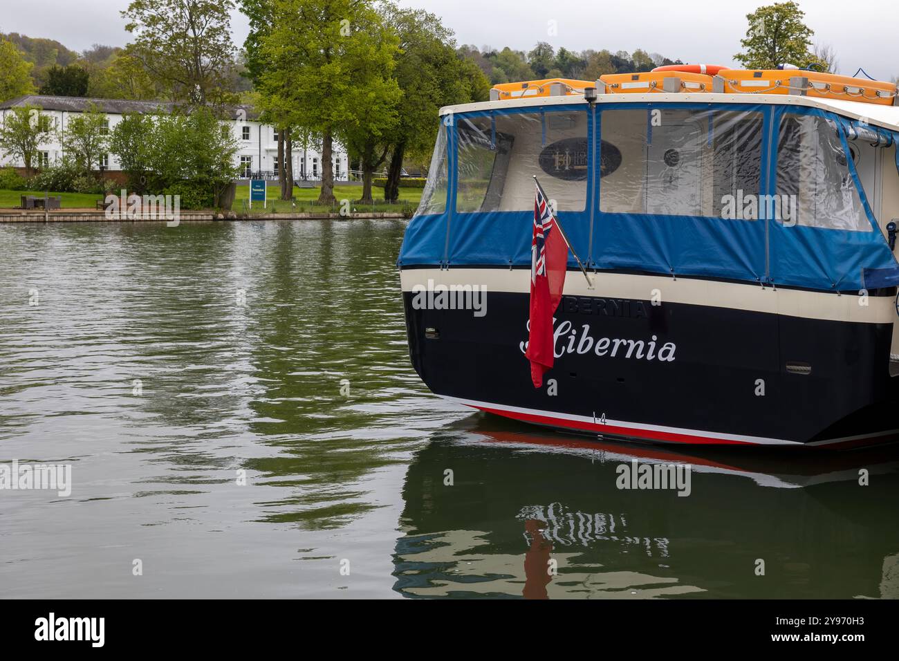Poupe du bateau « Hibernia » avec drapeau et auvent en plastique sur la Tamise à Henley Banque D'Images