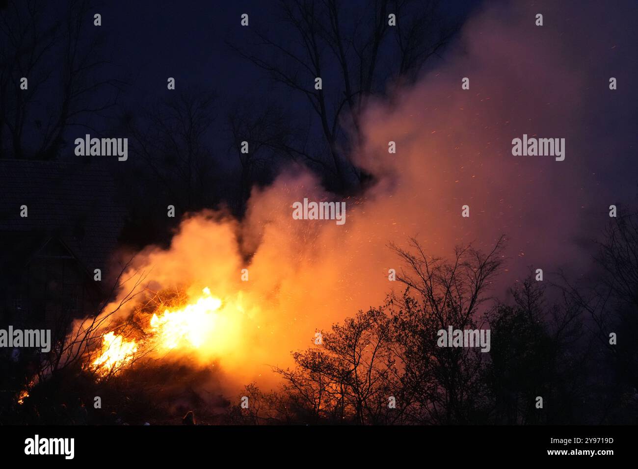 Gros feu la nuit. Feu dans la nature. Feu de Pâques. Nuages de fumée. Banque D'Images