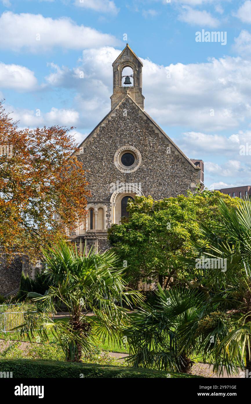 Forbury Gardens Park dans le centre de la ville de Reading, Berkshire, Angleterre, Royaume-Uni, avec vue sur l'église St James Banque D'Images
