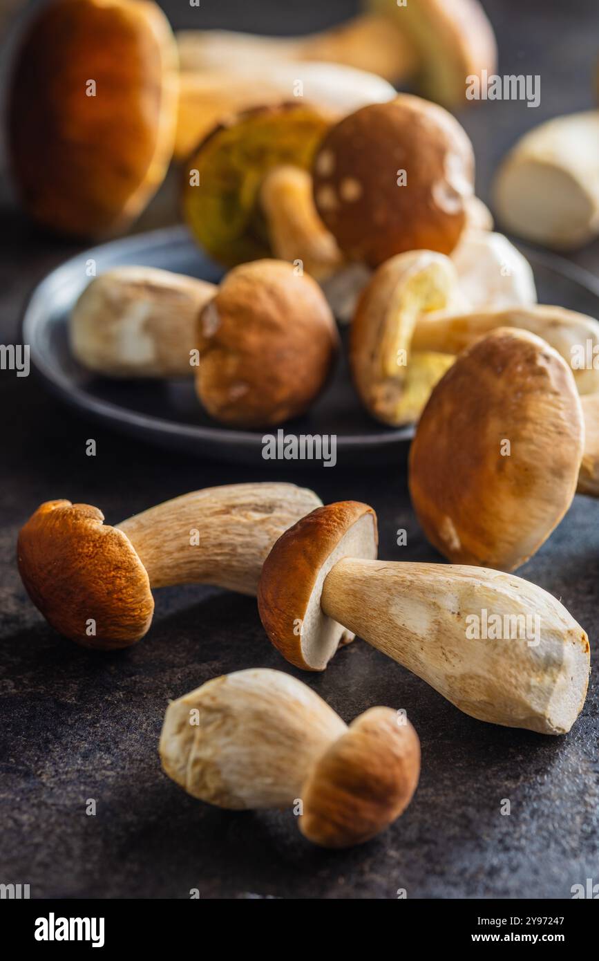 Champignons boletus frais sur une table de cuisine. Banque D'Images