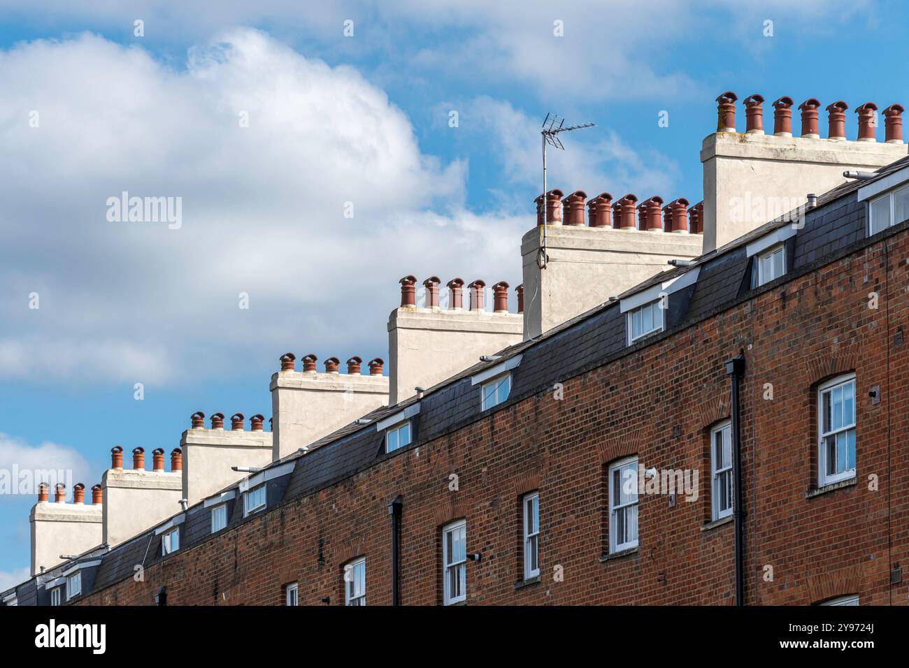 Cheminées sur Albion Terrace, une terrasse résidentielle du XIXe siècle et un bâtiment classé grade II* à Reading, Berkshire, Angleterre, Royaume-Uni. Architecture urbaine Banque D'Images