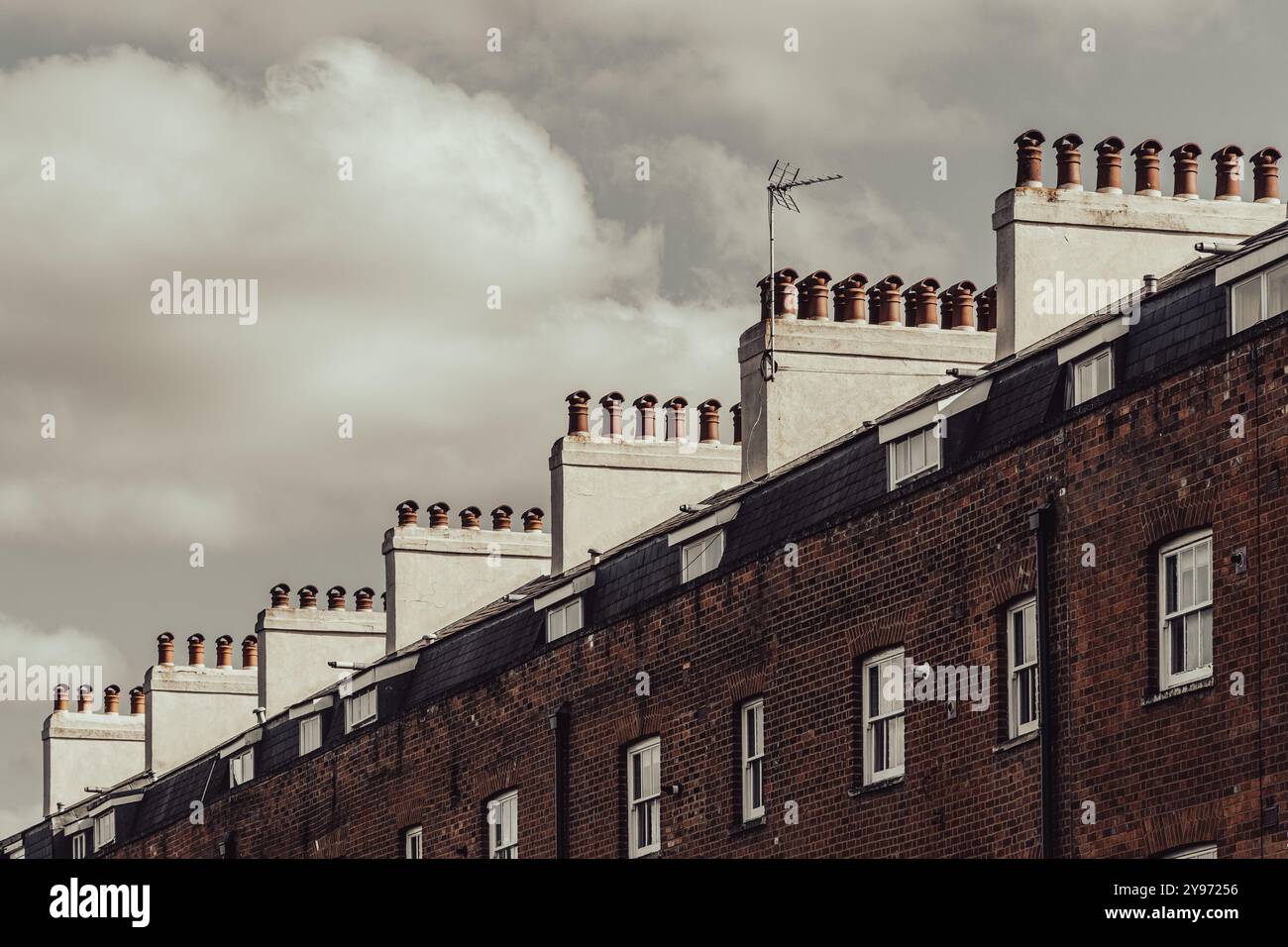 Cheminées sur Albion Terrace, une terrasse résidentielle du XIXe siècle et un bâtiment classé grade II* à Reading, Berkshire, Angleterre, Royaume-Uni. Architecture urbaine Banque D'Images