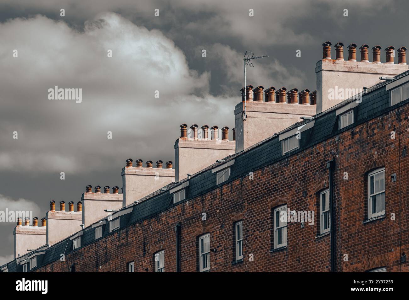 Cheminées sur Albion Terrace, une terrasse résidentielle du XIXe siècle et un bâtiment classé grade II* à Reading, Berkshire, Angleterre, Royaume-Uni. Architecture urbaine Banque D'Images