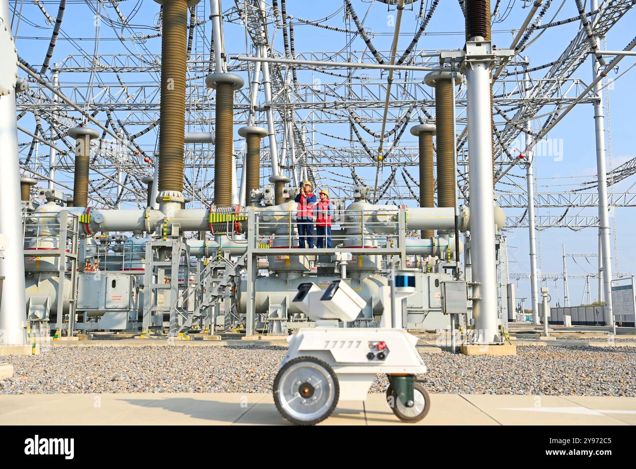 CHUZHOU, CHINE - 8 OCTOBRE 2024 - un robot intelligent et le personnel d'exploitation et de maintenance effectuent une inspection spéciale de l'équipement principal i. Banque D'Images